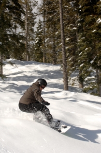 Făcând snowboard în stațiunea alpină Kimberley (Gluns, David © Gluns, D.; Tourism BC. OP: Tourism BC Toate drepturile rezervate)