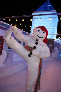 Bonhomme & Palatul  (Fotograf: Necunoscut © Carnaval de Québec. Org. partenerǎ: Carnaval de Québec. Toate drepturile rezervate.)