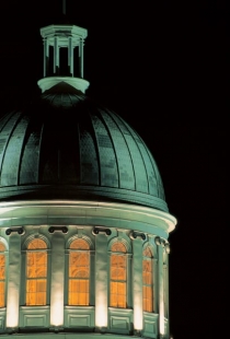 The dome of Marché Bonsecours (le photographe masqué © le photographe masqué. Cr: www.vieux.montreal.qc.ca All Rights Reserved.)