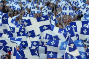 Mulţime şi drapele quebecheze (Foule et drapeaux du Québec) (© La Fête Nationale; VisaPro.ca Toate drepturile rezervate.)