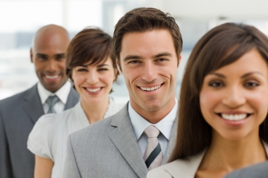 Portrait en gros plan d’un groupe de gens d’affaires heureux (Neustock © Neustock; VisaPro.ca. Tous droits réservés.)