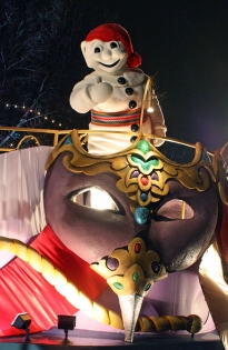 Bonhomme & Défilé (Photographe : Inconnu © Carnaval de Québec. Organisme partenaire : Carnaval de Québec. Tous droits réservés.)