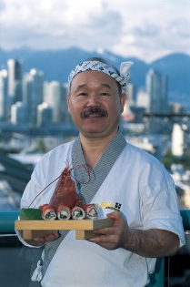 Bucătarul-șef Tojo ținând în mână un platou cu sushi [...] (Ryan, Tom © Ryan, Tom; Tourism BC. Toate drepturile rezervate.)