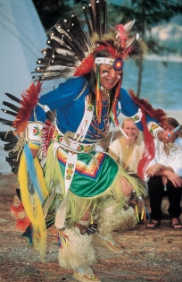 Dansator al Primei națiuni în costum tradițional (Fotograf Necunoscut © Tourism BC Thompson Okanagan Toate drepturile rezervate)