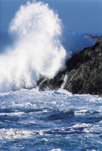 Valuri spărgându-se de o coastă stâncoasă în apropiere de Ucluelet (Ryan, Tom © Ryan, Tom; Tourism BC. O.P.: Tourism BC. T.d.r.)